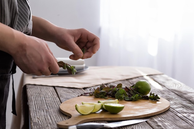 Preparing mohito kokteil