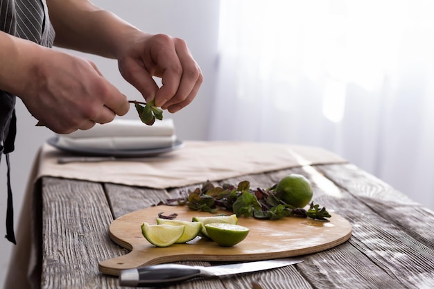 Preparing mohito kokteil