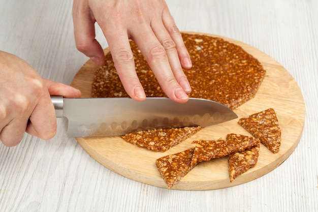 Preparing sweet kozinaki