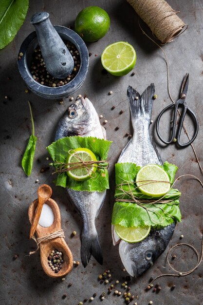 Photo preparing whole sea bream with salt pepper and mint preparations for grilling fish in herbs