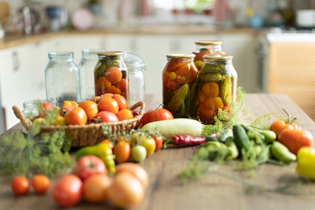 Preservation of tomatoes and cucumbers, the harvest is salted in jars