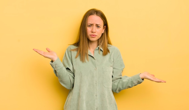 Photo pretty caucasian woman looking puzzled confused and stressed wondering between different options feeling uncertain