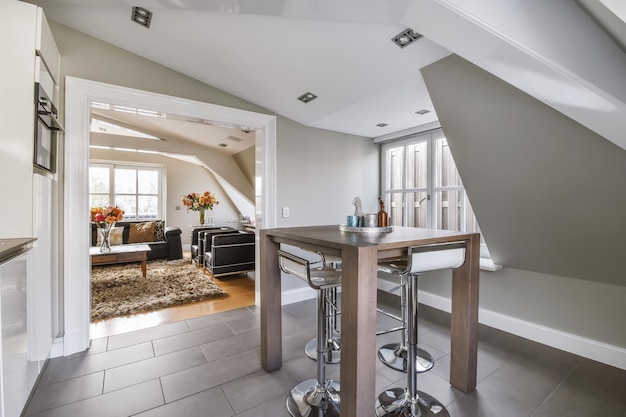 Pretty dining room with a table and high-legged chairs