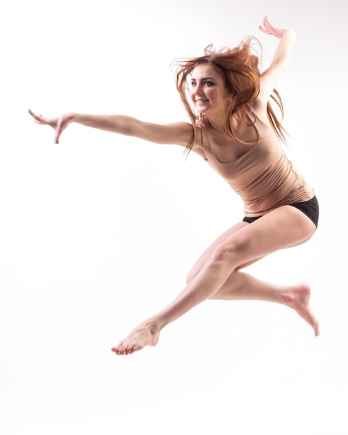 Photo pretty modern slim hiphop style teenage girl jumping dancing isolated on a white studio background