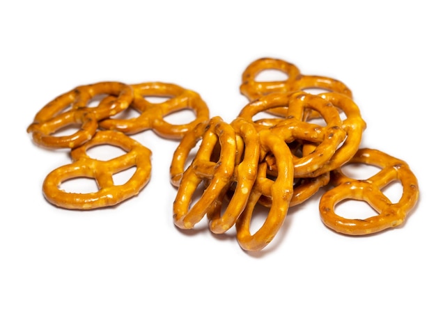 Photo pretzels with salt on a white background flour products baking for tea