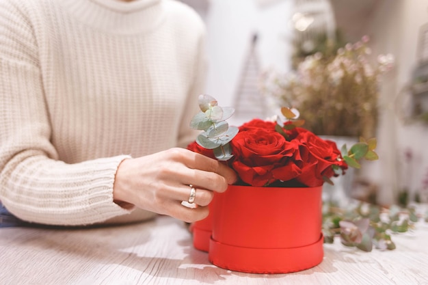 Process of creating hat-box with flowers