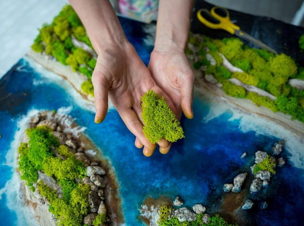 The process of making the art decor of epoxy resin natural stones and moss