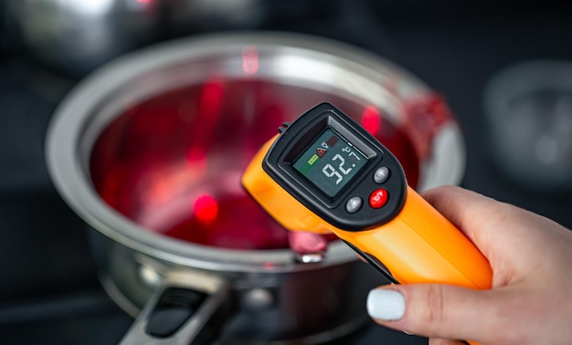 The process of making fruit jelly on an induction cooker