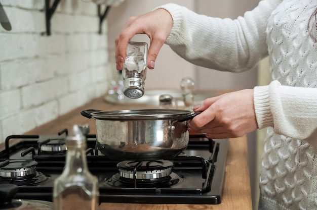 process of making mulled wine at home in kitchen