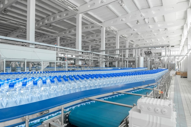 For the production of plastic bottles and bottles on a conveyor belt factory