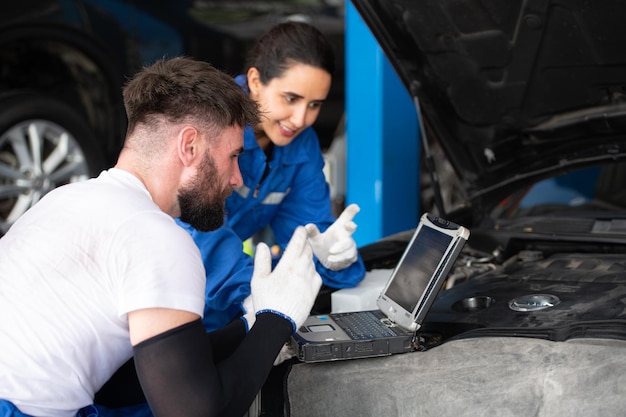 Photo professional auto mechanic man and woman working together in auto repair shop