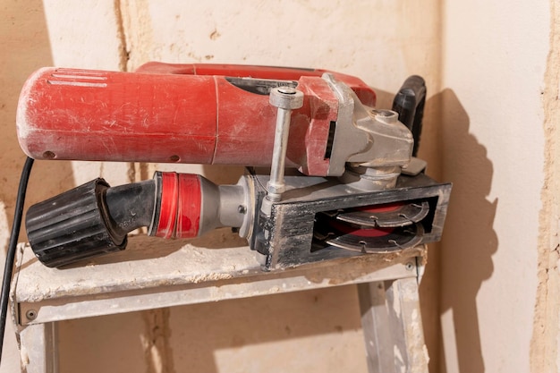 Professional construction power tool for cutting grooves in concrete