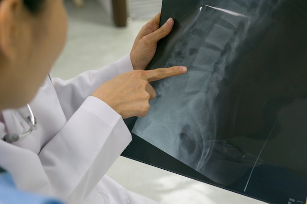 Photo professional doctor is explaining the radiology results to the patient