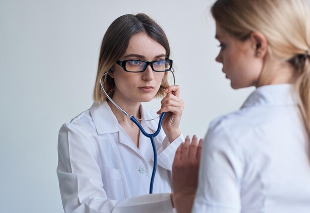 Photo professional doctor woman with stethoscope and heartbeat health patient light background high quality photo