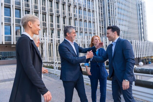 Photo professional executives welcoming each other in urban business district