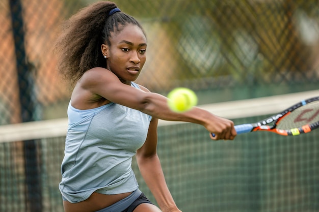 Photo professional female tennis player performing a forehand swing during a match