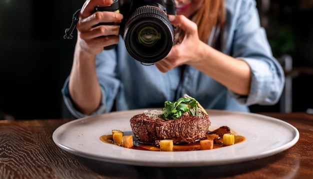 Photo a professional food photographer shooting highquality images of steak dishes for restaurant menus