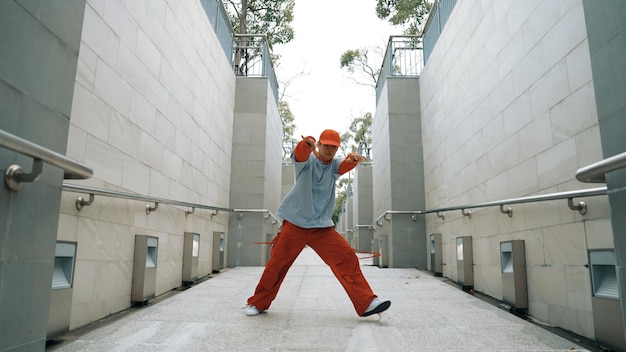 Photo professional hipster perform footstep while walking at corridor sprightly