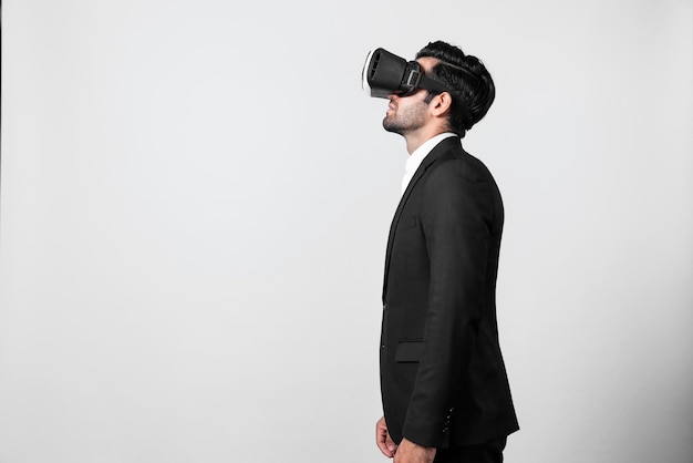 Photo professional project manager with vr glasses stand and look around deviation