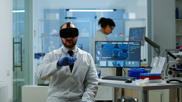 Photo professional scientist using medical inovation in lab wearing virtual reality glasses, gesticulating. team of researchers working with equipment device, future, medicine, healthcare, vision, simulator