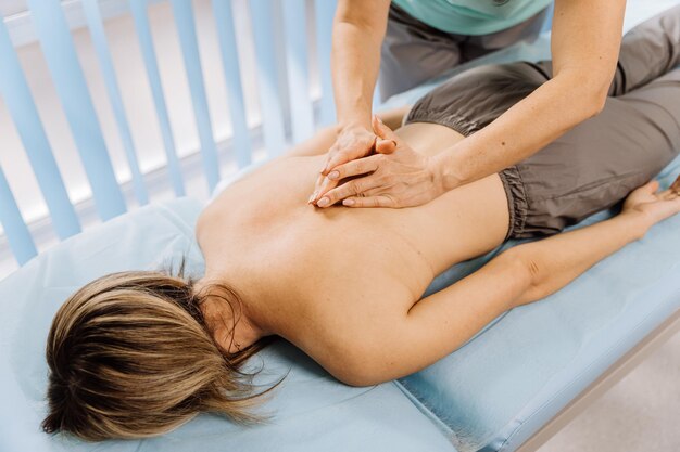 Photo professional therapeutic massage session for relaxation and muscle relief in a physiotherapy clinic