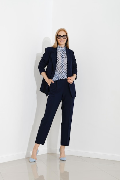 Photo professional woman representing a modern corporate fashion