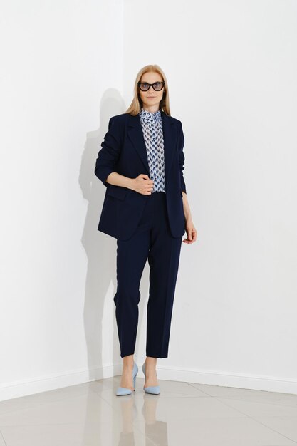 Photo professional woman in stylish business attire