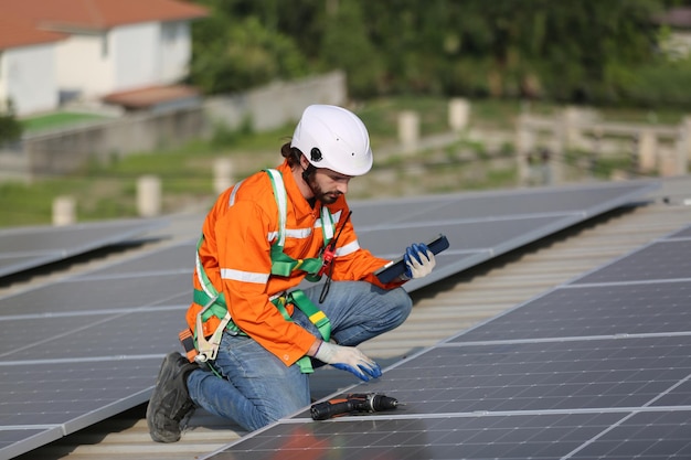 Photo professional worker installing solar panels on the roof of a house