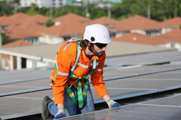 Photo professional worker installing solar panels on the roof of a house