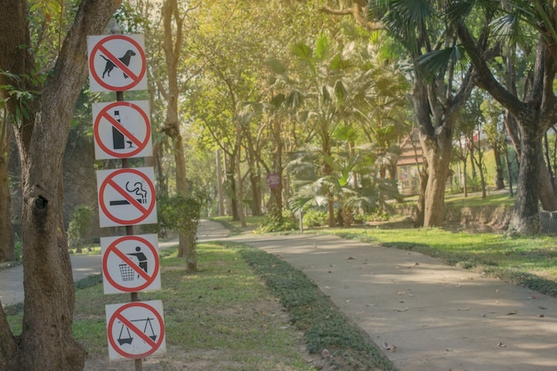 Photo prohibition sign in the park.