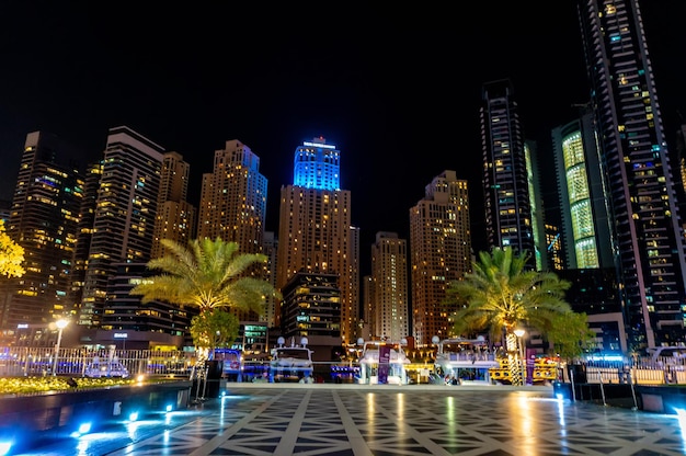 Photo the promenade in the dubai marina in the late evening