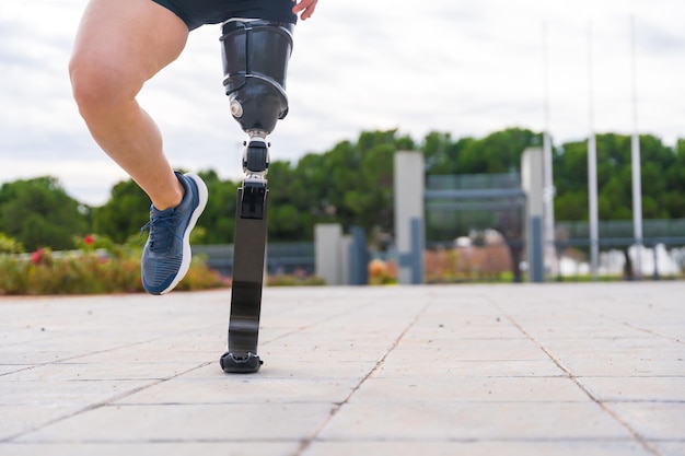 Photo prosthetic legs of a runner in an urban park