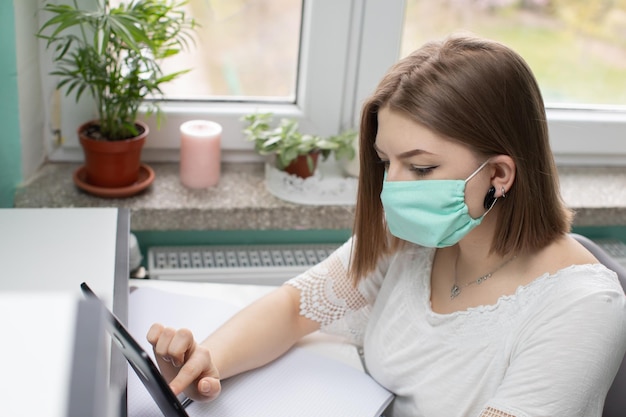 Protective mask when learning with many people in the academic room