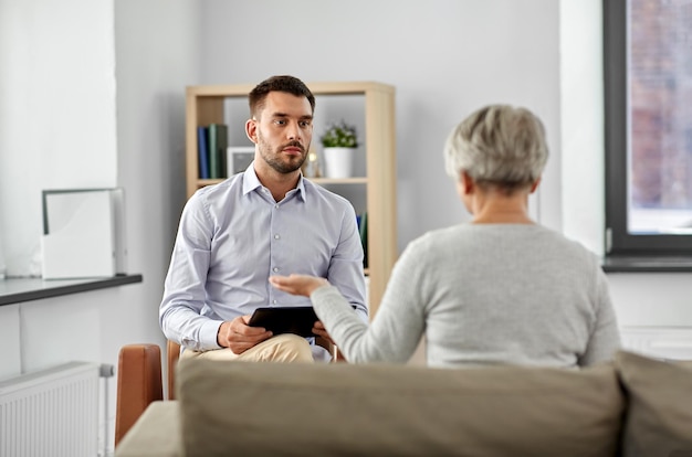 Photo psychologist listening to senior woman patient