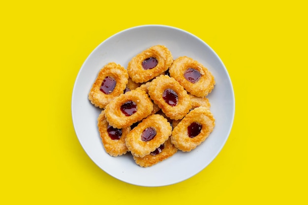 Puff pastry cookies filled with jam