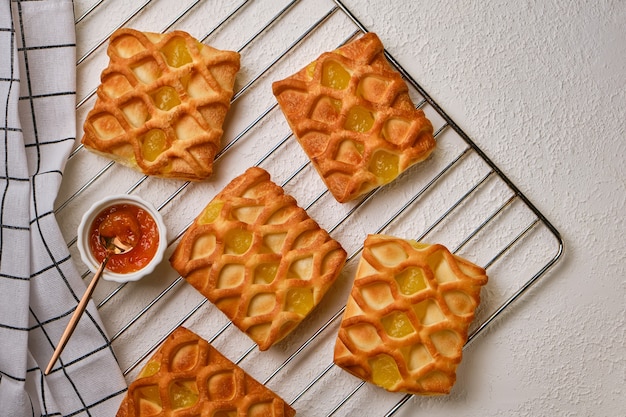 Puff pastry mini pies with with pear and lime jam