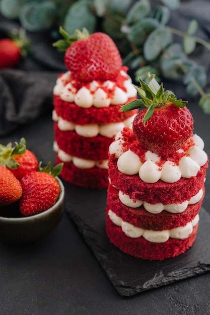 Puff pastry stuffed with cream and strawberries