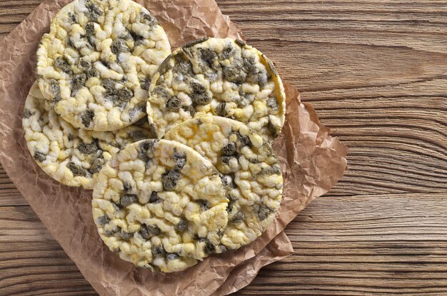 Puffed rice cakes with spirulina