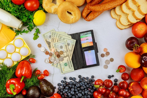 Purchasing healthy food with cash and credit card