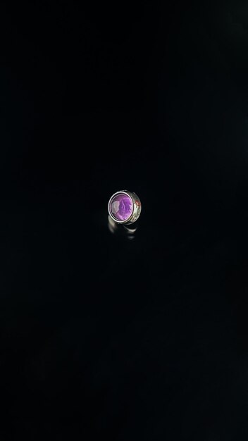 Photo a purple ball of gem sits in a dark room