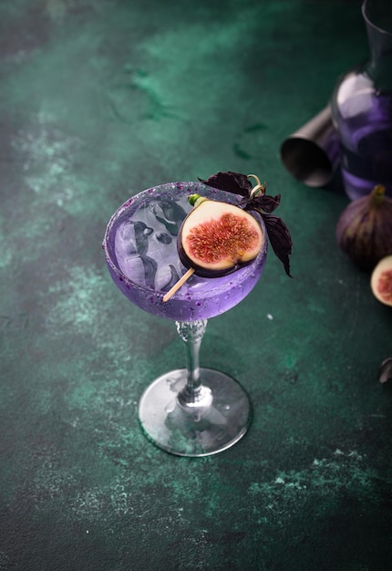 Photo purple fig cocktail or mocktail in glass