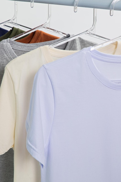 Photo a purple shirt with a white collar is hanging on a rack