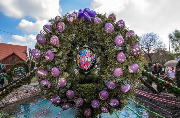 Photo a purple wreath with purple flowers is displayed at the disneyland parade.