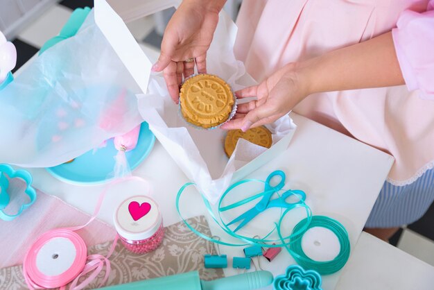 Put an order of gingerbread and cookies in a parcel