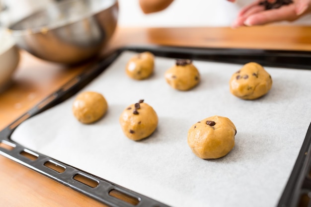 Putting cookies before oven