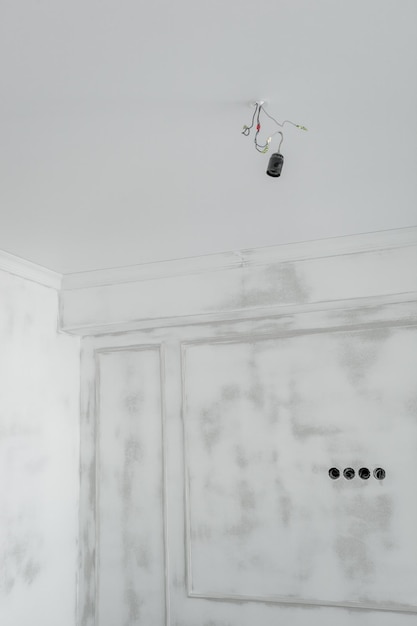 Putty of walls repair in the apartment