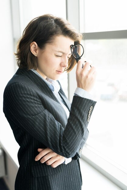 Puzzled business lady recollecting information