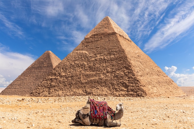 Photo the pyramid of khafre and the pyramid of khufu in giza, egypt.