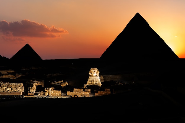 Photo pyramids and the sphinx in twilight in giza, egypt.