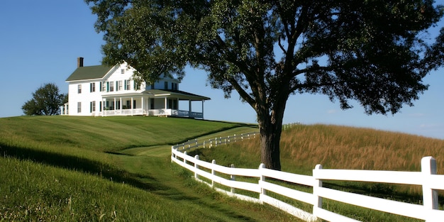 Photo quaint farmhouse with white picket fence